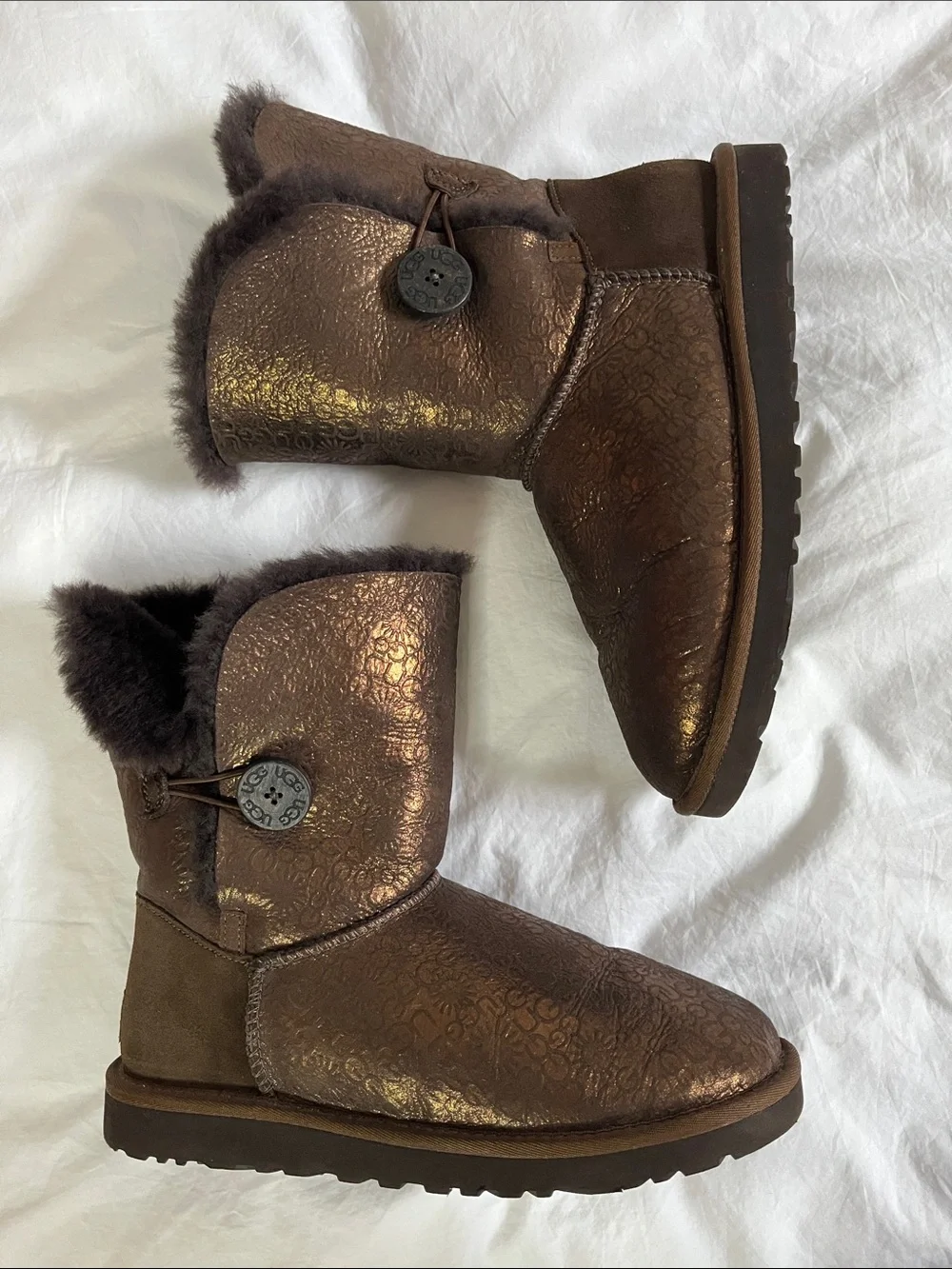 UGG Bailey Button Metallic Logo boots in bronze women’s size 9 winter boots